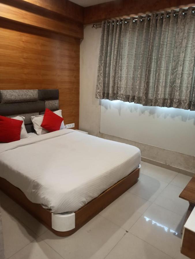 Hotel Madhav Villa Ahmedabad Exterior foto